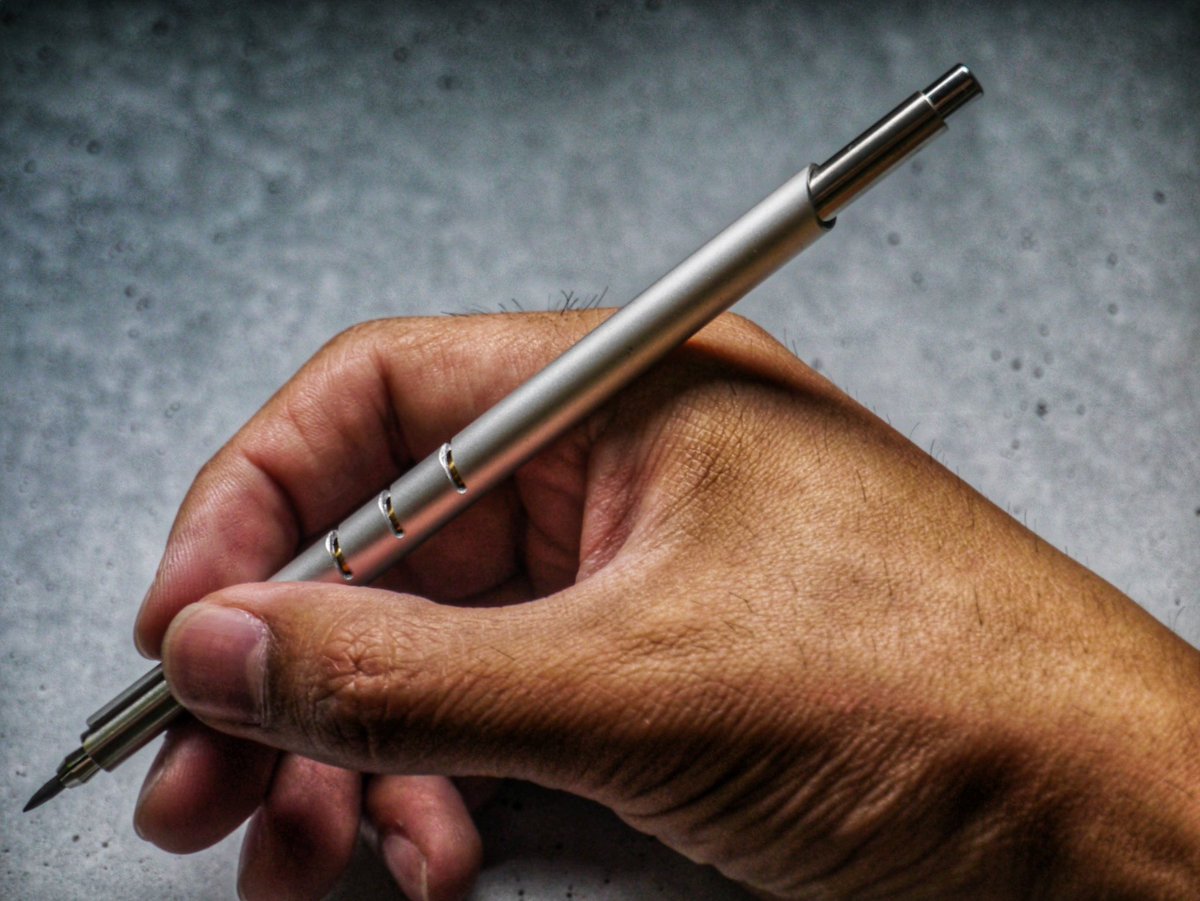 felo__9's tweet image. 購入品紹介②

Lucio Rossi Design / D568

LRDを知るきっかけになったD568。自分の所持しているD7IIの前身となる芯ホルダー。
径がやや太くこちらの方が扱いやすい気がする。
D7IIとはまた違った良さを感じる。

#luciorossidesign