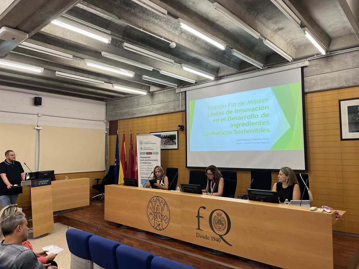 juzapla's tweet image. 2ª Sesión de la Defensa del TFM de los alumn@s del V Master en Ciencia e Industria Cosmética impartido por @COLQUIMUR y @cofrm en la Sala de Grados de la @QuimicaUm @COLQUIMUR #colquimurformacion #cosmetica