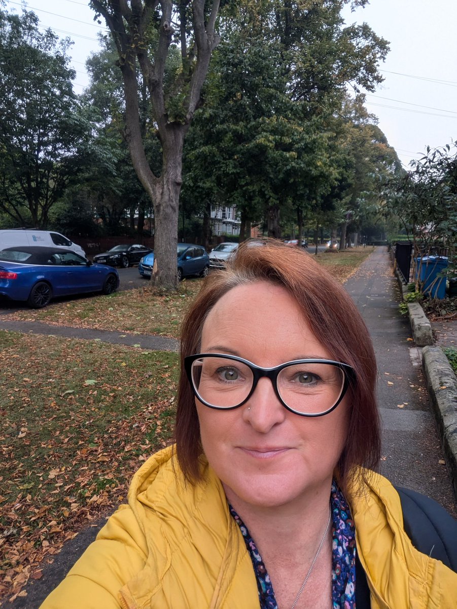 If you see our deputy chair Lyn Lockwood around the Avenues in Hull this morning please say hello! Getting ready to start today's writing workshop.