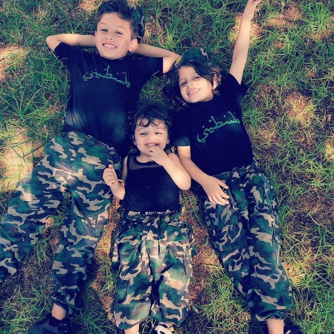 ➡️ Fotograf : 

Gazze'de Sivil Savunma: 

Gazze'de onlarca aile gibi nüfus kayıtlarından silinmiş bir ailedir . 

Bu üç çocuk …Elaine (7 yaşında), Hani (10 yaşında) ve Shaima (5 yaşında), anneleri, büyükbabaları ve büyükannelerinin yanı sıra bu gün şafak vakti Gazze Şehri'ndeki