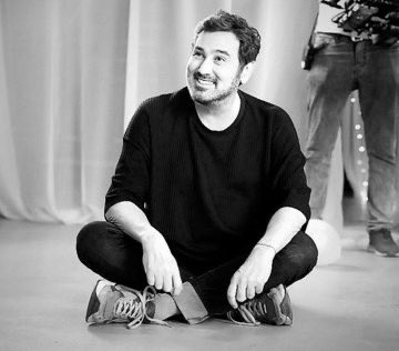 Yolun ışık ve sevgi olsun..Güle güle  güzel gülüşlü adam..😔🖤💫 #metinarolat