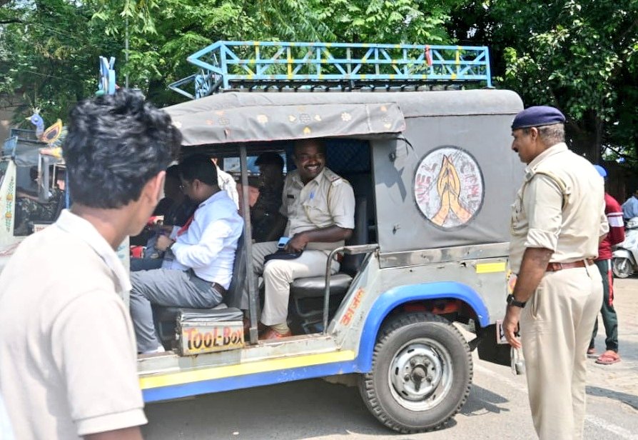 आयोजित झारखंड सामान्य स्नातक योग्यताधारी संयुक्त प्रतियोगिता परीक्षा 2023 (जेएसएससी-सीजीएल) के तृतीय पाली के लिए जिला कोषागार से प्रश्न पत्रों का बक्शा पेट्रोलिंग मजिस्ट्रेट एवं पुलिस बल की निगरानी में रवाना किया गया।
<a href="/JharkhandCMO/">Office of Chief Minister, Jharkhand</a> 
<a href="/prdjharkhand/">IPRD Jharkhand</a> 
<a href="/RanchiPIB/">PIB in Jharkhand 🇮🇳</a> 
@rnuddkranchi