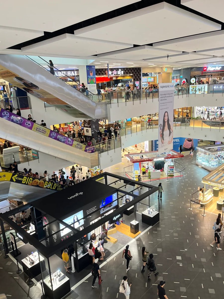 Hashyiuc's tweet image. 時間があるときにショッピングモールで買い物をするのも気持ちがいいです。ネットセレブのライブ配信もあります。