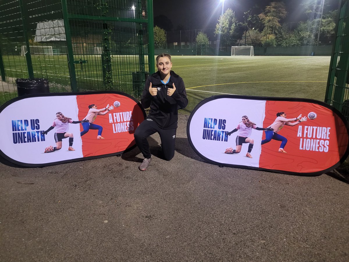 So Jessica was at <a href="/EnglandFootball/">England Football</a> training last night in London and noticed that she's now on the new England's signs 😆 how funny,u go girl.