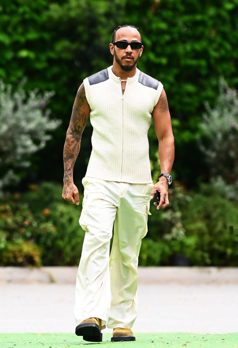 oh wow!!! Lewis Hamilton at the track for Qualifying day in Singapore! 🤩