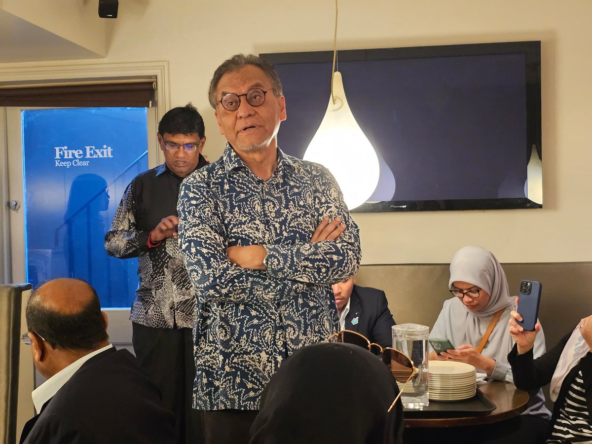 Salam Madani All
Happy to hv met a bright group of intl students, incl Chevening scholars of London School of Hygiene &amp; Tropical Medicine &amp; the LSE, for a disc re: Strengthening Health Financing in LMICs: a dialogue with the Health Minister of M'sia &amp; Prof <a href="/LiamSmeeth1/">Liam Smeeth</a> of LSHTM