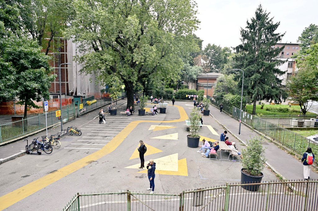 This used to be a car park among schools. Now is a public space for kids playing out of school. 

#piazzeperte