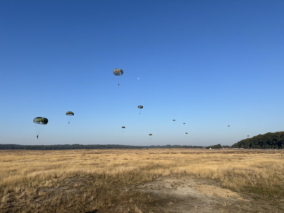 What a sight. Eighty years on and the sky fills with men jumping above Ginkel Heath. #WeHaveWays #MarketGarden80