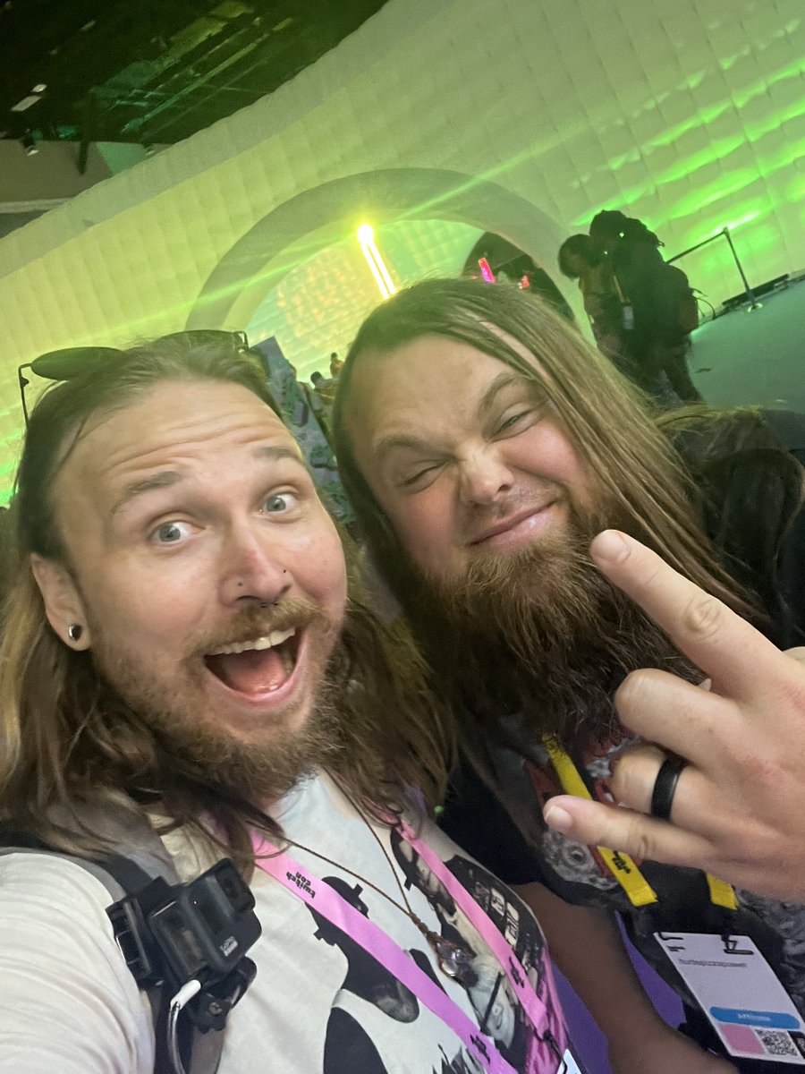 FiendOcular's tweet image. It’s been a blast getting to make new friends, meet homies irl, and have the whole weems gang together again! Day 1 has been such a blast! @nuttylmao @IcyAnnOfficial @Im_Cooks @MerdreaStar @kioplaysLIVE @ItsRelay @DelacroixHero @itsmestoopler @PandaDelRay1