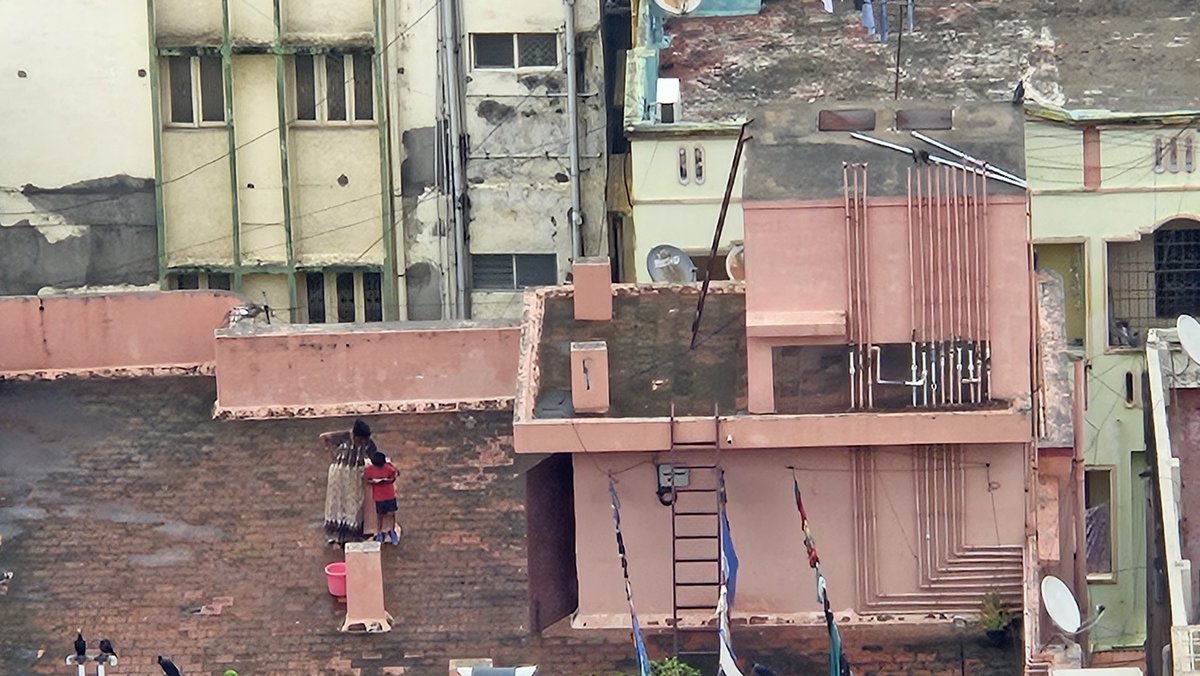 PRSundar64's tweet photo. I went to GYM which is on 16th floor, with full height glass, entire city can be seen.
I saw this young mother spending quality time with her young child.
Weather is so nice, come out of your bed, spend some quality time with your loved ones. https://t.co/fec1YklLa0