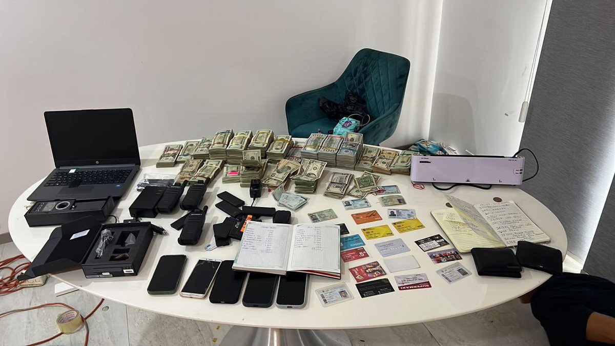 FuerzaAereaEc's tweet photo. ¡220 mil dólares menos para las economías criminales decomisadas en #Manta!💰
➡️La Fuerza AÉREA Ecuatoriana gracias a una llamada anónima a la línea #131PlandeRecompensas, realizó un allanamiento en el sector de #Barbasquillo logrando la aprehensión de 2 sujetos y obteniendo los siguientes resultados:
✔️220 MIL DÓLARES AMERICANOS
✔️ 26 MIL PESOS COLOMBIANOS
✔️ 05 VEHÍCULOS DE ALTA GAMA
✔️ 30 EQUIPOS DE COMUNICACIÓN
Las Fuerzas Armadas del Ecuador mantienen firme el compromiso de devolver la paz a todos los ecuatorianos.💪🏽
#EcuadorUnaSolaFuerza🇪🇨