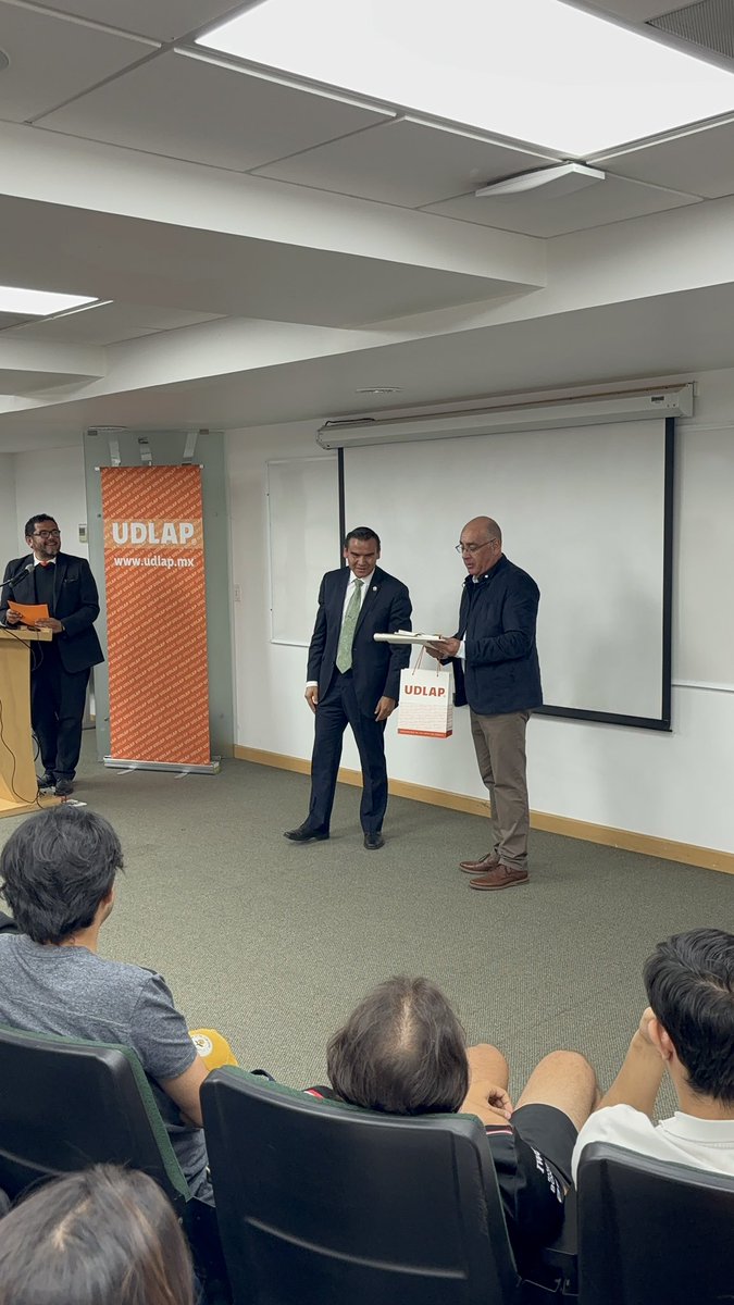 canacintrap's tweet photo. Así vivieron los alumnos de la @udlap la inauguración de #CátedraCANACINTRA a cargo de nuestro estimado presidente @SoyCarlosSosaMx, quien es un #egresadoUDLAP y compartió su experiencia como estudiante, empresario y presidente de #CANACINTRAPuebla. 🙌
La cátedra estuvo a cargo de Jesús Rascón, un gran empresario poblano, orgulloso miembro de nuestra cámara y también un egresado de esta gran institución. Durante su conferenica, Jesús definió de manera magistral la #innovación, y la #ciencia y cómo estas convergen para crear #tecnología y #desarrollo que han generado imporantes avances en su empresa, así como en la vida humana.
¡Gracias #UDLAP por abrirnos las puertas y por brindarnos la oportunidad de llevar #LaFuerzaDeLaIndustria a la universidad! 🏫⚙