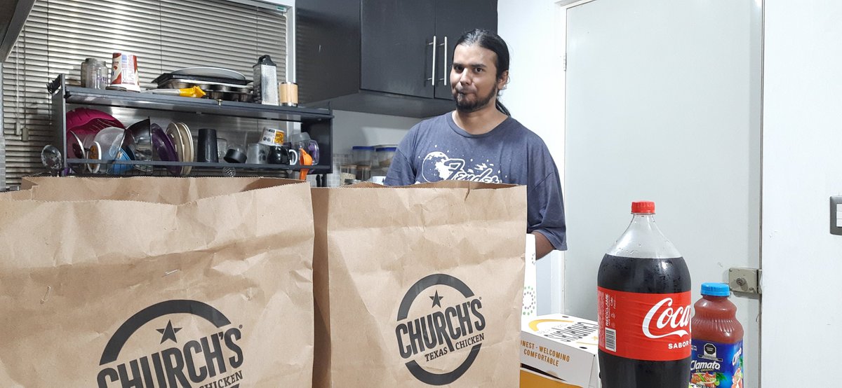 RougazanmaVT's tweet photo. Hoy no hubo stream por que es viernes social, el furro necesita hablar con gente irl #vtuberoff #irl #friends #adventuresofhappyman #churchchicken sponsoreame pollo chuuuurch https://t.co/VuM8DGoIgE