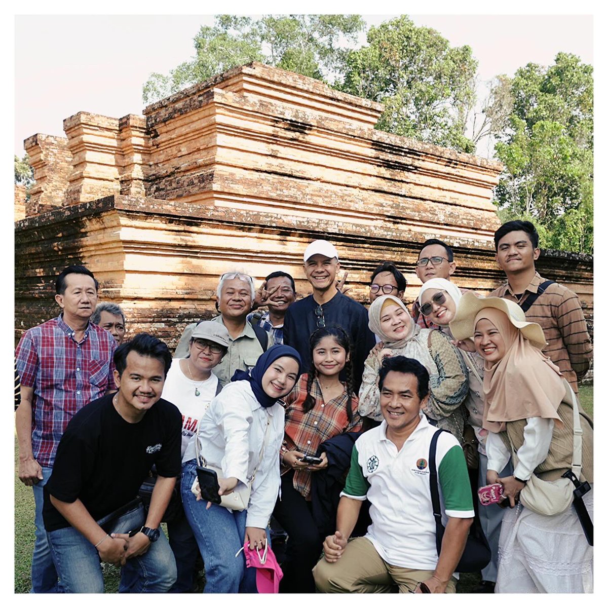 Menyusuri Sungai Batanghari, napak tilas peninggalan sejarah Candi Muaro Jambi. Luar biasa keren, bangunan candi masih berdiri gagah menggambarkan masa kejayaan Kerajaan Melayu dan Sriwijaya.

Bangga menjadi bangsa yang berbudaya. Mari kita jaga bersama untuk anak cucu kita.