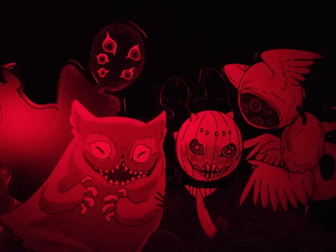 特装版のアクスタは赤い光と裏面のイラストの相性がとても良いです(笑)ハロウィンにちょうど良さそう▲この特装版のアクスタは【カドカワストア】販売限定で予約期間が10月16日までなのでお買い求めの際はご注意下さい▲【カドカワストア】 