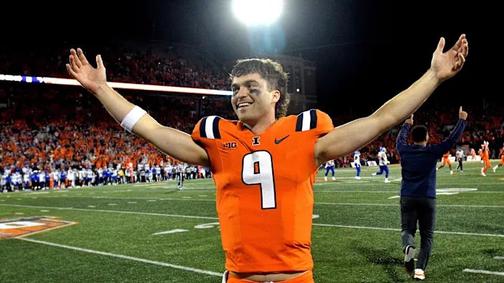 SSN_ILLINI's tweet photo. Altmyer is FOR REAL.

21/27 | 215 yards | 4 TD | 193.6 PR

#AltMullet https://t.co/XIWyqUYPbc