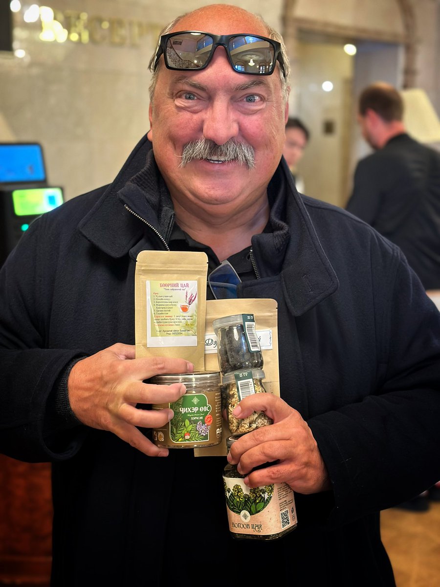 Доктор Müller Чех улсад хэд хэдэн төрлийн монгол цай амтлуулахаар авч явж байна. Тэрээр Чех улсад цайны үйлдвэртэй. 🇨🇿🤝🇲🇳