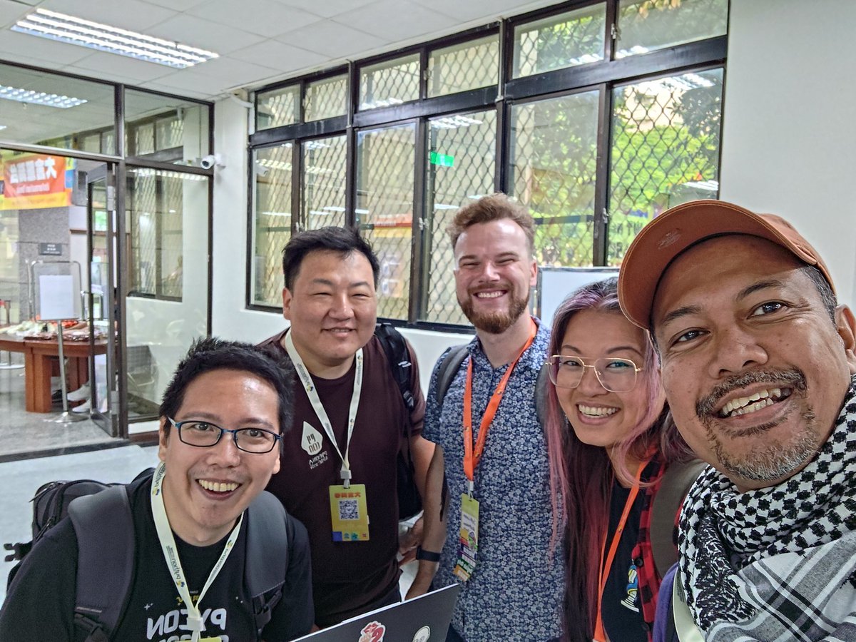 iqbalabd's tweet image. @darjeelingt @Gero2525 @sethmlarson @MrValdez at #pycontw2024 
Coming in from Amsterdam, Minneapolis, Seoul, Manila and Tokyo.
✈️ 🐍 🇹🇼
