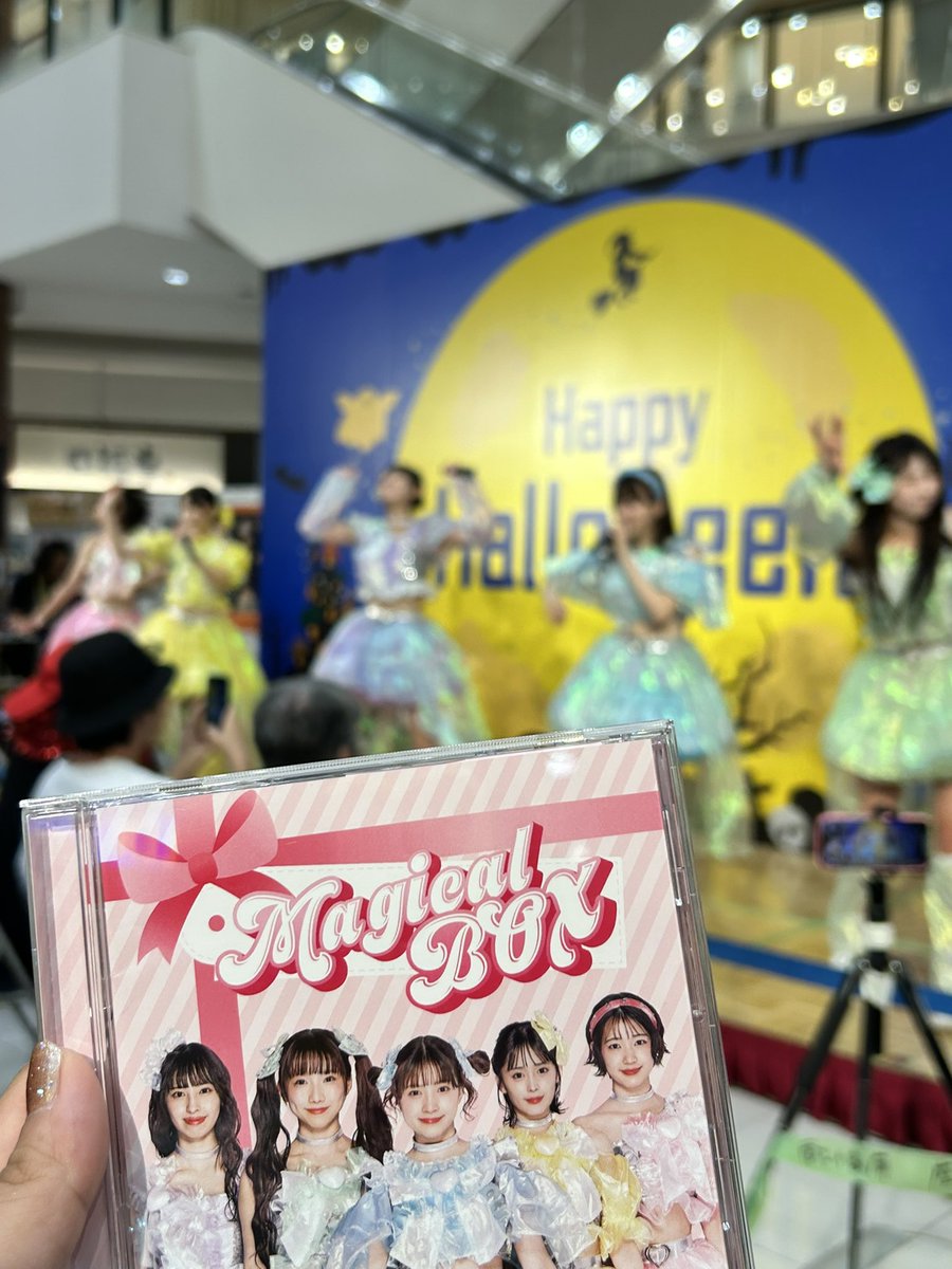 duffymkmm's tweet photo. 見てみようと思って近くにいたら、
ママさんからCDいただいた😌
生でアイドルを初めてみたので、あのキラキラ感にすごく感動した🥲❤️
娘は珠希ちゃん推しだということで、一緒にお写真撮られてもらいました😊
#マジパン
 #マジカルパンチライン https://t.co/mC0ttnC7rk