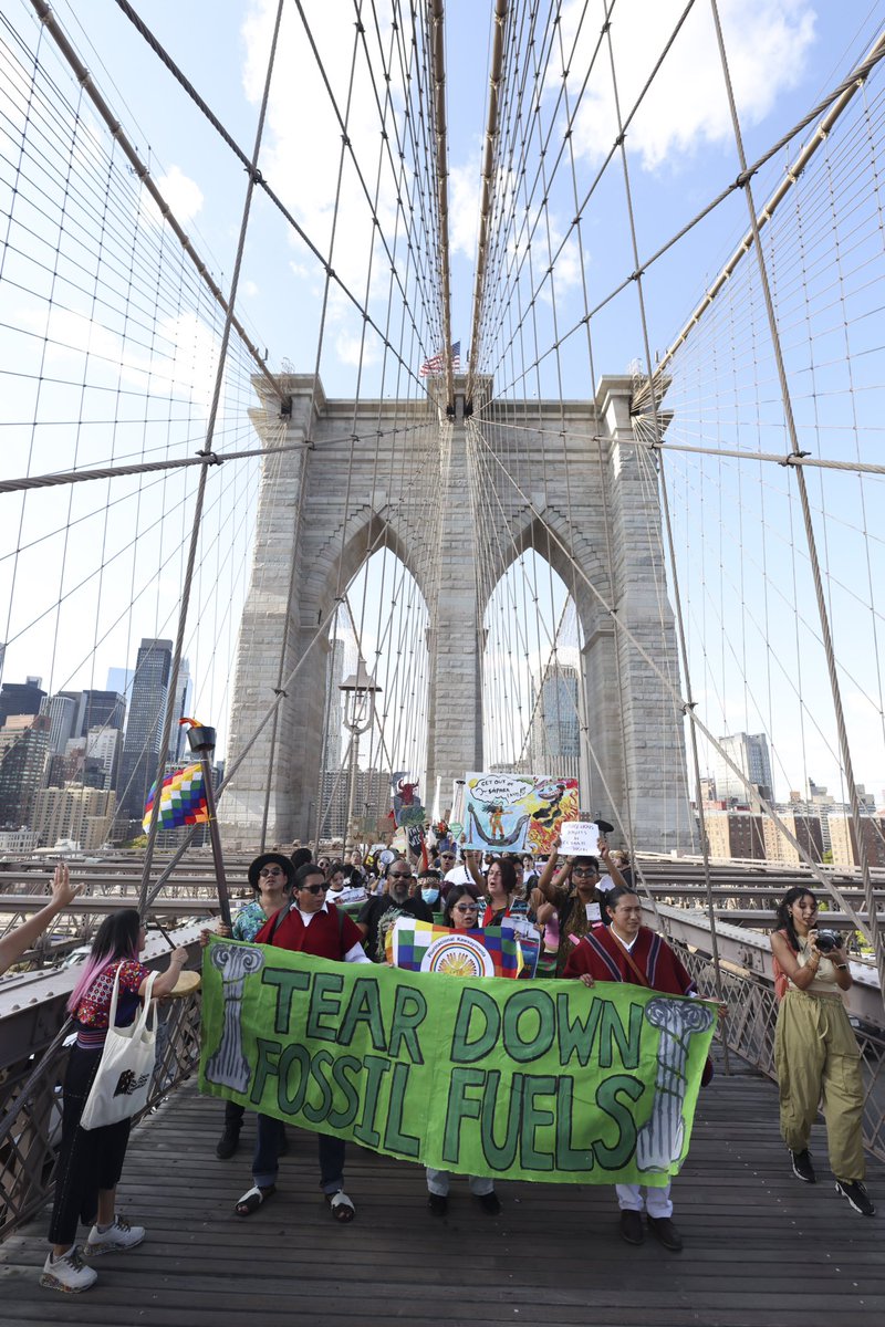 FFF_NYC_'s tweet image. 🚨 Today, OVER A THOUSAND young people and activists marched across the Brooklyn Bridge to tear down the Pillars of Fossil Fuels!!

We demand that funders divest from fossil fuels, polluters stop poisoning our communities, and leaders finally take action on the climate crisis.