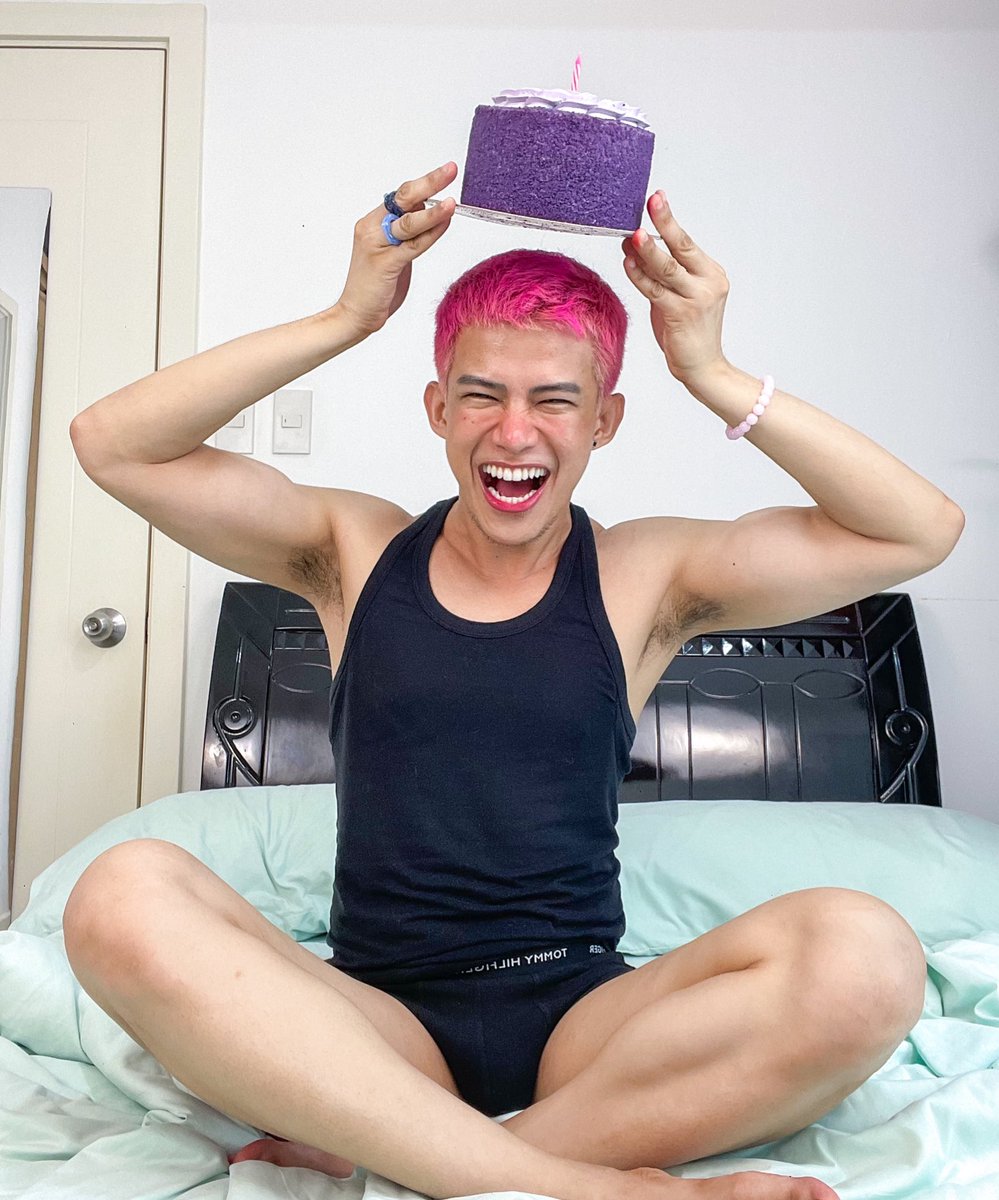 thegreat_bill's tweet photo. Just HAPPY but not my birthday 🎂
You’ve been served 🩷
#happy #pink #hairstyle #mensfashion #cake #purplejam #photooftheday #weekend https://t.co/W7JyK0Wpro