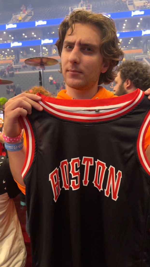silverweighted's tweet photo. Erm what the scallop????????? @joshuadun #clancyboston https://t.co/2i0WCqsydh