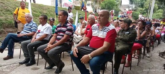 salatvguisa's tweet image. #DesdeLaComunidadHacemosCuba
Inició #Exitosamente en la Circunscripción #53 del Consejo Popular #UrbanoUno en #Guisa, Provincia #Granma la reunión piloto del proceso de rendición de cuenta del #Delegado ante sus #Electores.
#PoderPopular #PoderDelPueblo