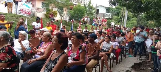 salatvguisa's tweet image. #DesdeLaComunidadHacemosCuba
Inició #Exitosamente en la Circunscripción #53 del Consejo Popular #UrbanoUno en #Guisa, Provincia #Granma la reunión piloto del proceso de rendición de cuenta del #Delegado ante sus #Electores.
#PoderPopular #PoderDelPueblo