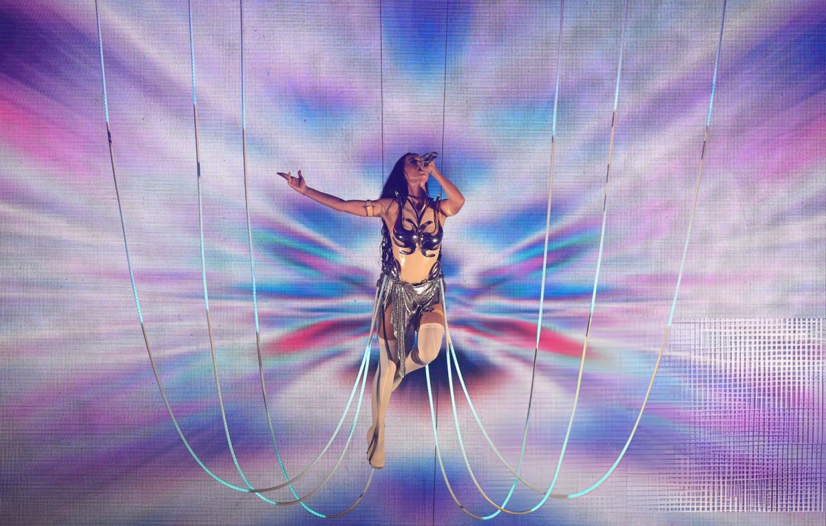 WORLDMUSICAWARD's tweet photo. #KatyPerry takes over #RockInRio, opening her set with #WomansWorld &amp; over 100k fans singing along! 💪👩‍🎤🏟️💯🇰🇧🇷👑❤️‍🔥 

#KatyPerryRockInRio 

https://t.co/aVZnxxPupM https://t.co/tCamtZKeM5
