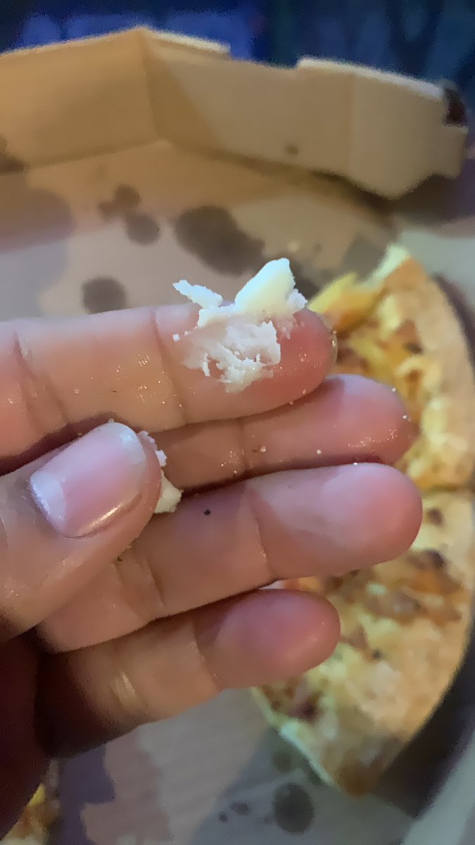 Maicol84Rios's tweet photo. @dominos_peru @dominos así te dan una pizza borde con queso en Domino’s, pésima atención del encargado José Manuel en Av. Los Contrusctores La Molina, prepotente desde la llamada del reclamo, hasta la atención en el local. El queso crudo, sabor a arcilla, no a queso. https://t.co/gpXDRGW21O