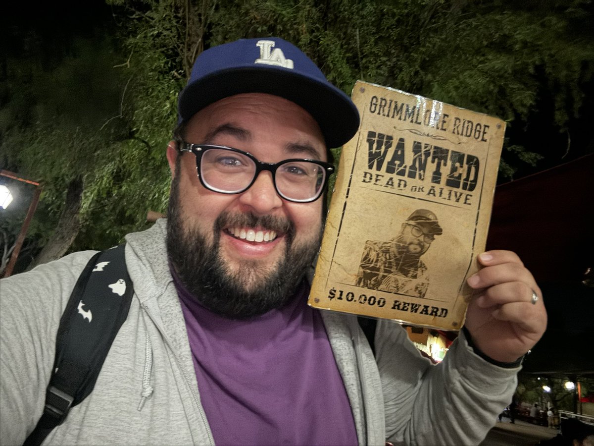ThemeParkDuo's tweet photo. Weβre at Six Flags Magic Mountain tonight for another dose of Fright Fest Extreme. When going through Grimmlore Ridge, one of the monsters ran up to me holding a wanted posterβ¦of me! What the hell!? Too 5 moments of the year and we just got started! #frightfestextreme https://t.co/wYjf4mMPkC