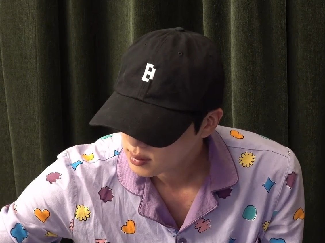Shinemichm's tweet photo. — Traducción al español del reciente live de #JIN en Weverse 🌟

🐹: Hola es Jin, ha pasado tanto tiempo desde que hice un live, quería hacer uno, así que me desperté para hacer uno. https://t.co/NCuzqdh39O