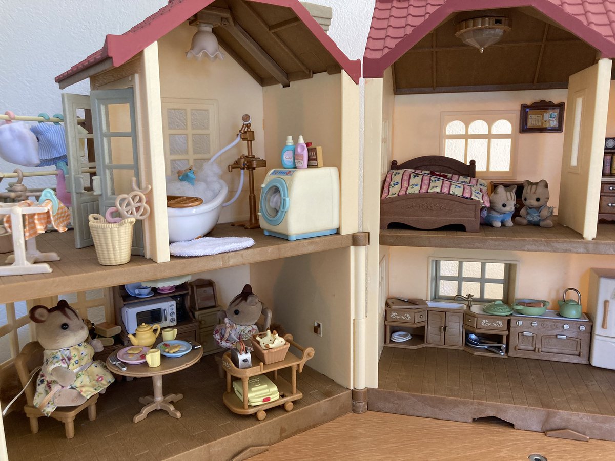 片付いた仕事場兼寝室の棚の上に、娘のシルバニアファミリーを置きました。っていうか置かれました😅でもカワイくて癒されます♡