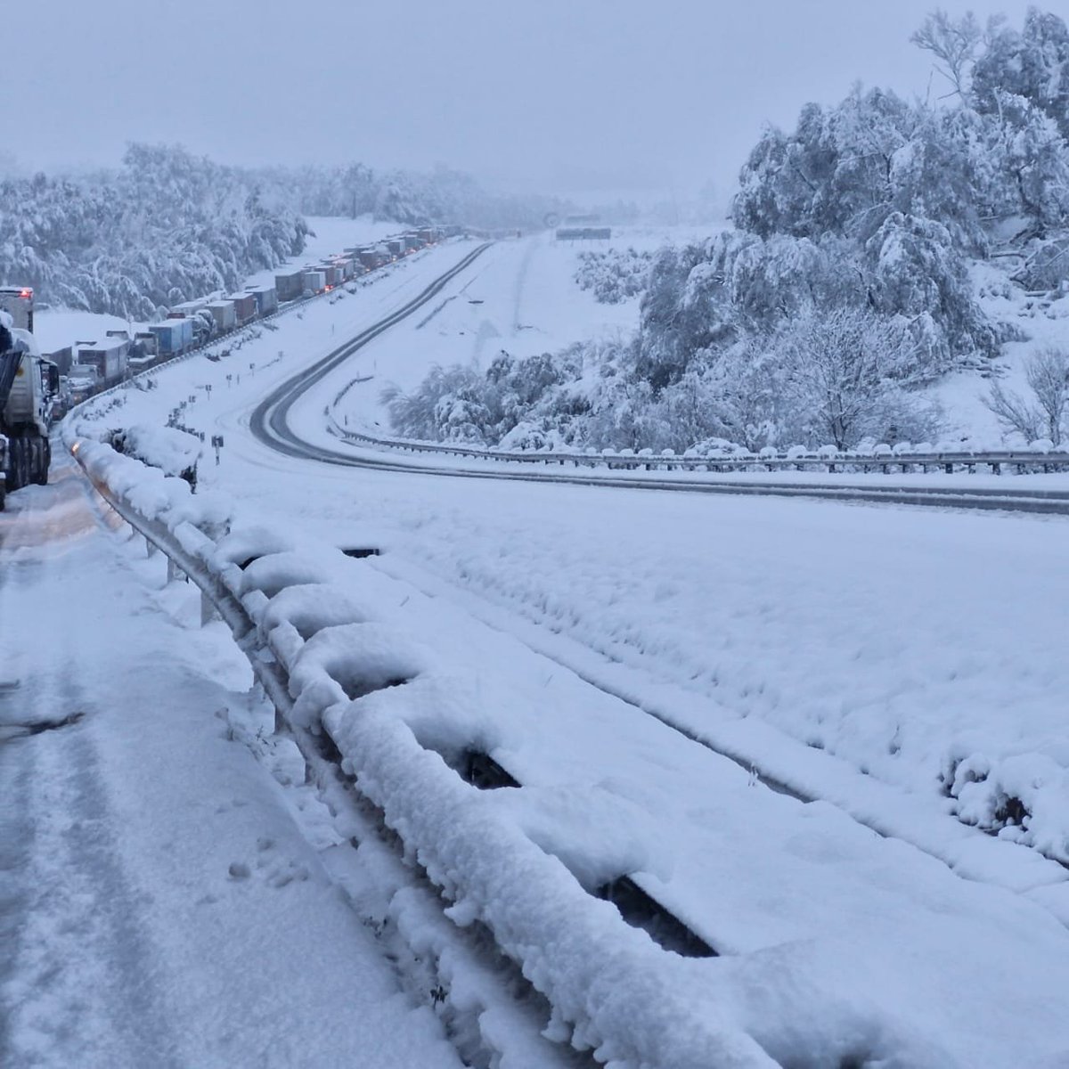 KZN - N3 Route:  #SNOW in the Midlands area - multiple sections along the N3 remain closed until further notice