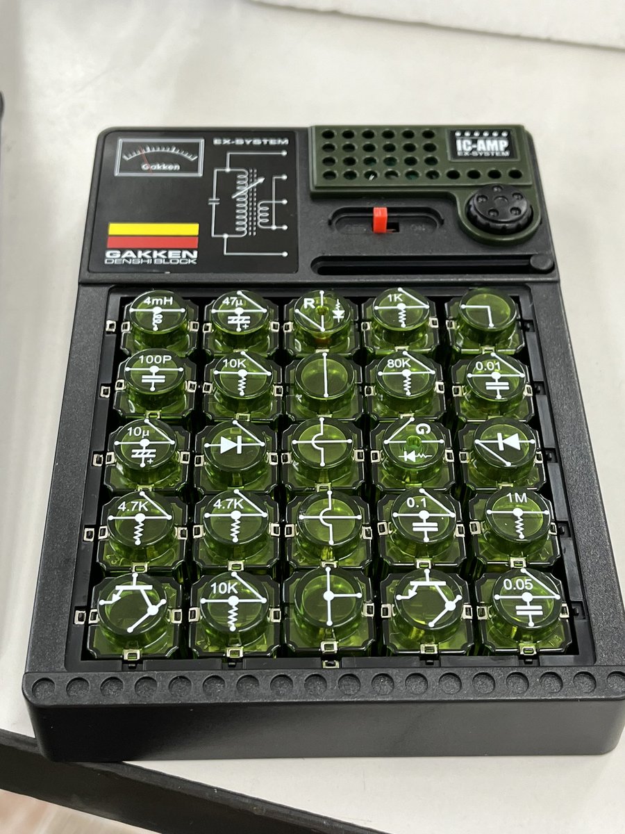 coderTanosuke's tweet image. 今日も楽しかったです!初めましてのニンジャもいたり。ノートPCを分解したり、scratchしたり。わいわい。弊猫(わたし)は、大人の科学の電子ブックを組み立てました。先日いただいたストラップをかけました。名札の部分を忘れたので首輪です ฅ^._.^ฅ
#CoderDojo
#CoderDojoKOGA