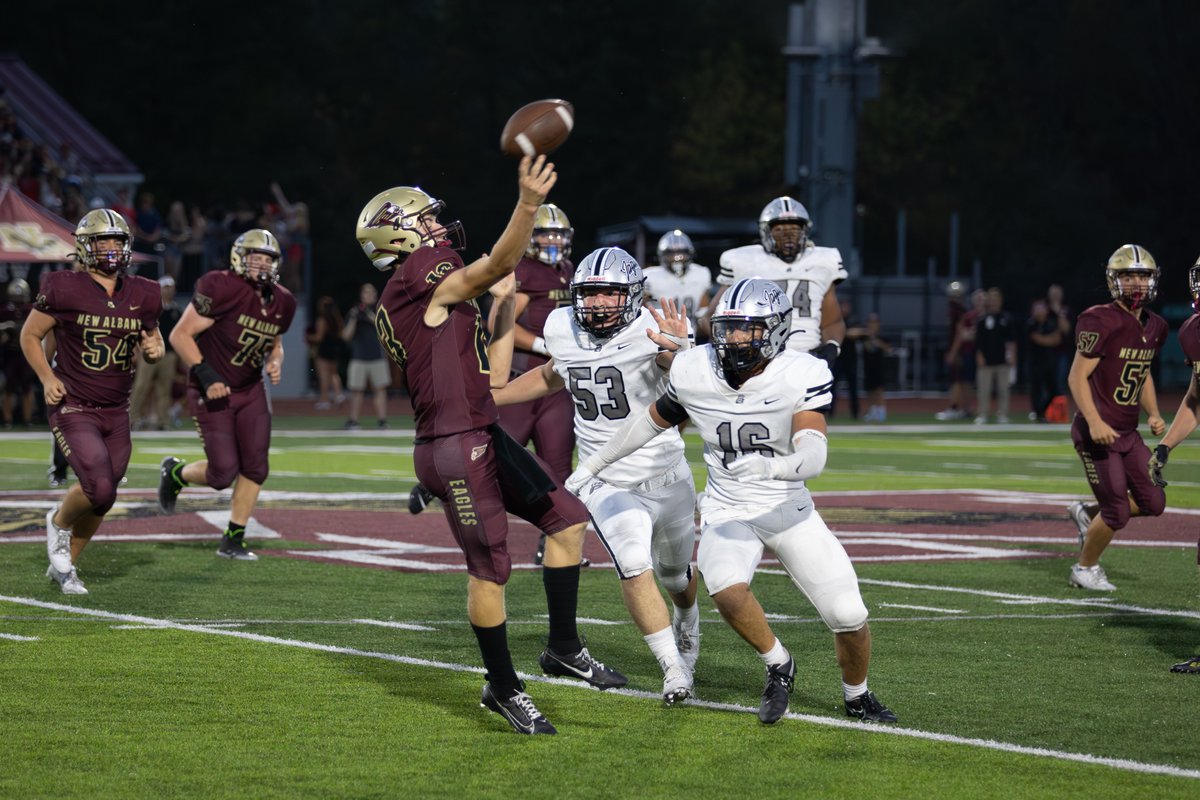 No.15/53 DB and No.16 AG pressure the QB.