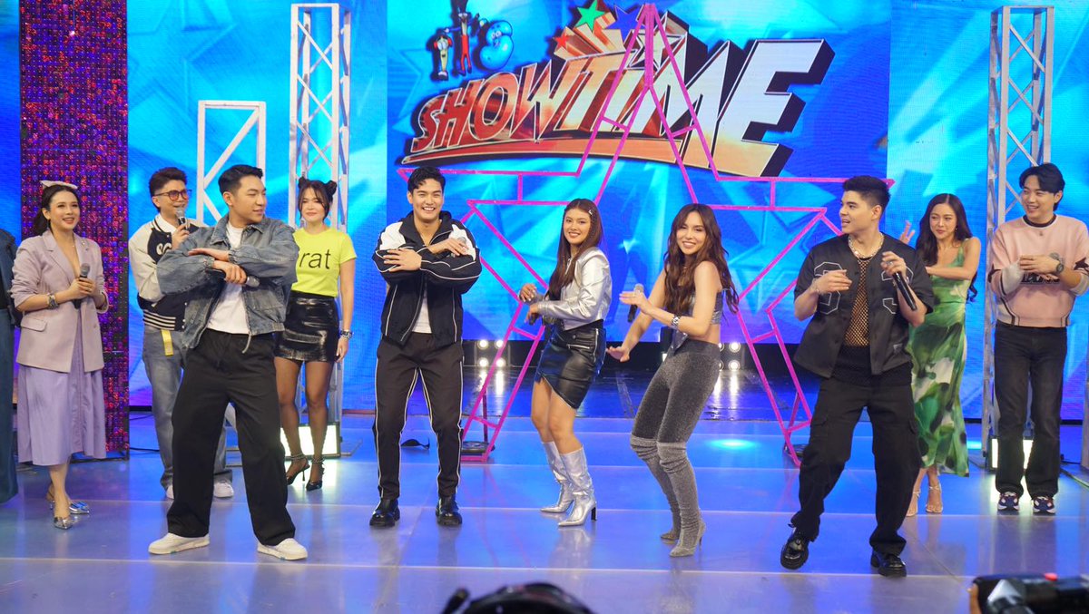 gmanetwork's tweet photo. Welcome to #ItsShowtime, #ShiningInheritance stars, Kyline Alcantara, Kate Valdez, Michael Sager, and Paul Salas! 😍✨

#ShowtimeDobleAngGV    
For more #ItsShowtime content, visit: 
https://t.co/pNccllRyFz https://t.co/23oYjivB48