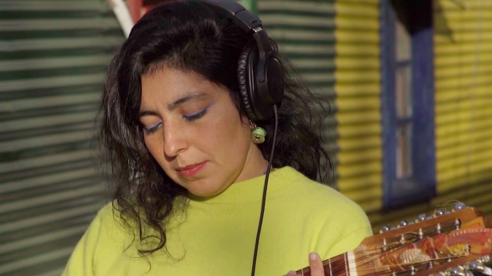 Radio10's tweet photo. 👉#LaMedianoche | "Yo me crie escuchando FM y mirando canales de cable musicales. Me influenciaron Christina Aguilera y Thalia." #SofiaViola a @poliserpi • @Radio10 #AM710 #ElSonidoDeLaRealidad • Dejá tu mensaje en WhatsApp  11 50 05 0 710 • https://t.co/ir13n1z8sN https://t.co/A4Gqd5tVxv