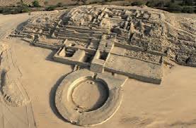 ComandoChavin's tweet photo. Caral  es la  civilización más antigua de toda America (3,000 AC), incluso es más antigua que las pirámides de Egipto (2,580 AC) .

Ruth Shady , arqueóloga y antropóloga quien está a cargo de preservar Caral viene siendo  amenazada  de muerte por los traficantes de tierras.

Además le han quitado su centro de trabajo de investigación y nadie se preocupa de la situación trágica de lo que sucede en Caral, no han enviado ni un destacamento policial. 

Sra Presidente Dina Boluarte, tome acción al respecto, por la vida de la Dra y por la historia de Caral. 

Hágalo usted por qué en el MINCUL están más preocupados en temas ajenos al país .