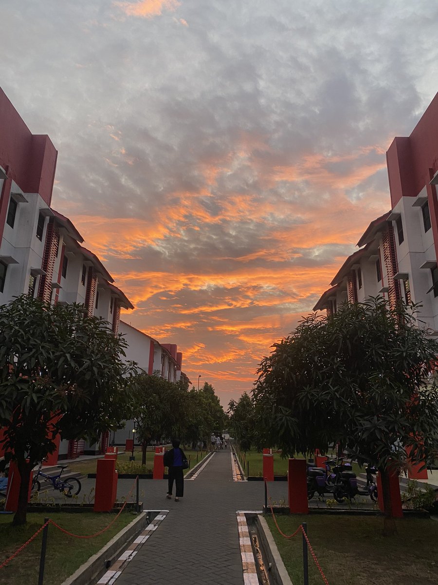 cherryflavdd's tweet photo. sunset from asrama‼️🌄 https://t.co/qTk5zu64Ut