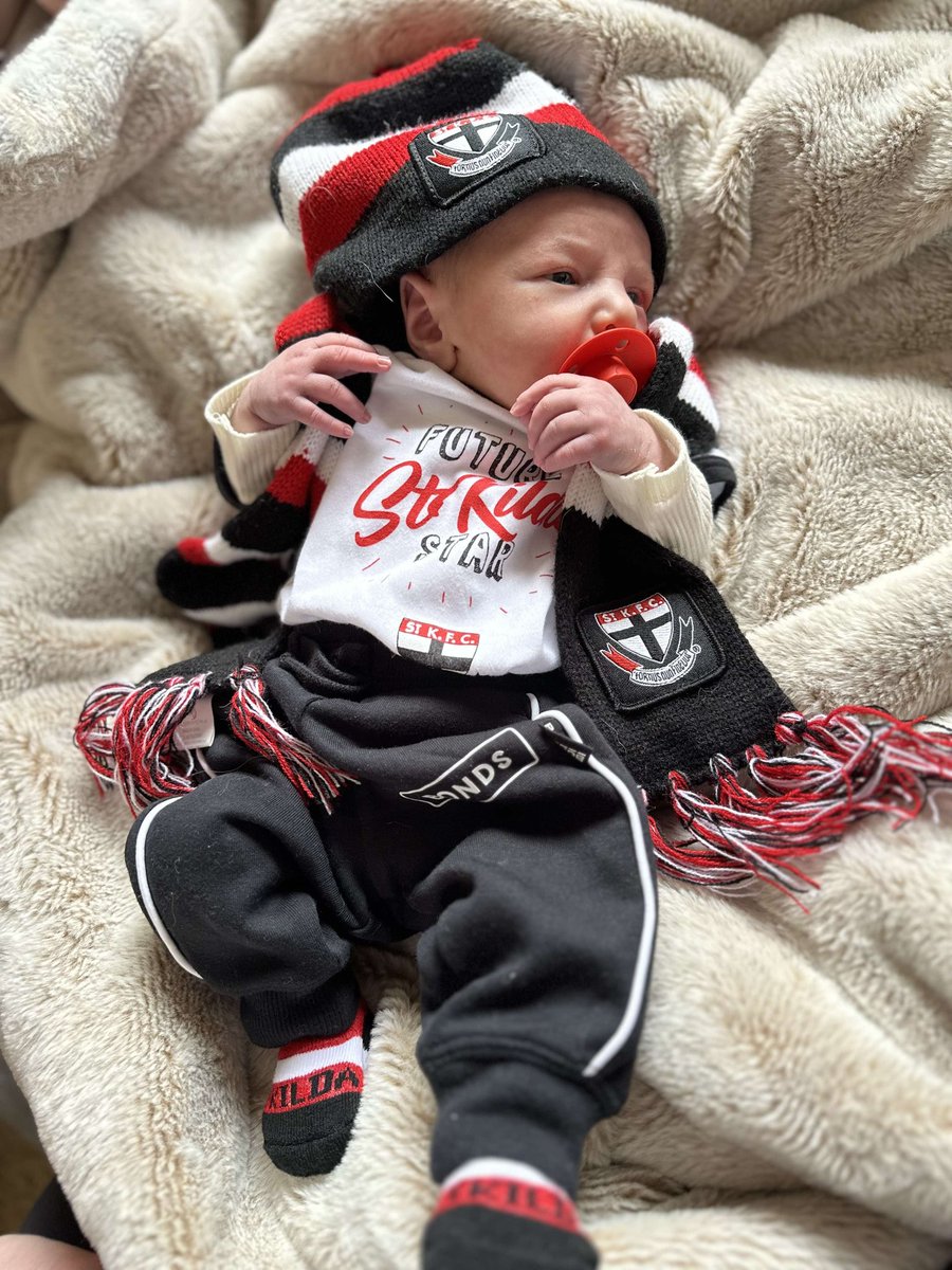 nicksplitter's tweet image. Baby's first footy ❤️🤍🖤

#saintsfooty @stkildafcw @stkildafc