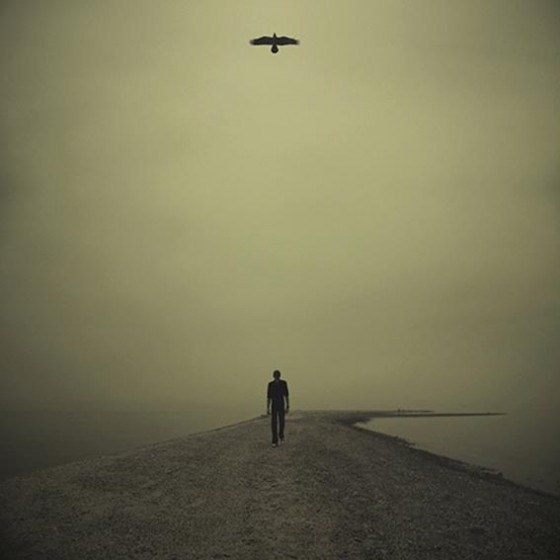 Le maschere degli oscuri
alla fine cadono,
talvolta lentamente
altre d'improvviso,
il velo dell'ipocrisia
di colpo scende
e mette a nudo
il volto di chi finge,
vivere nella menzogna
ha percorsi scivolosi
dove alla fine si cade
nella solitudine
#Buongiorno
#TuttaLaVitaCheResta