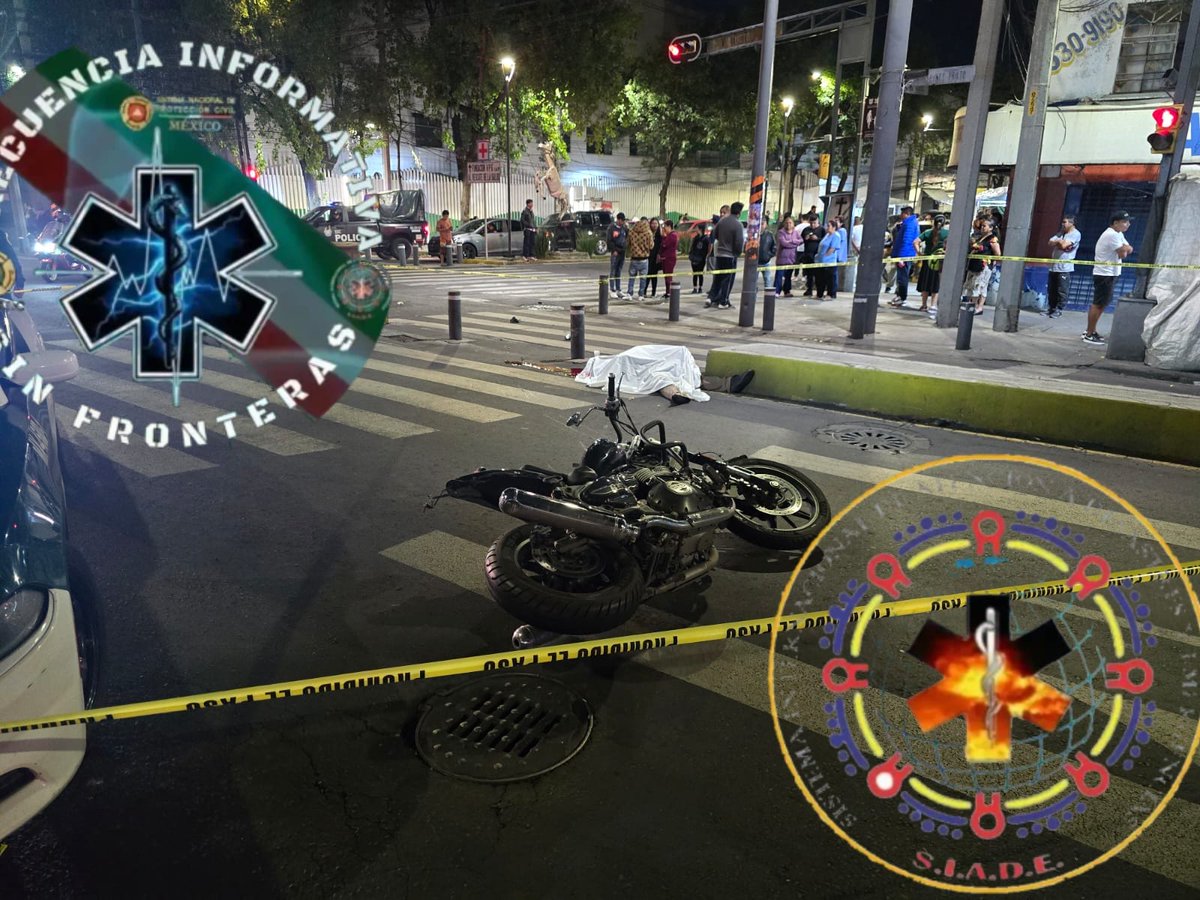 Gposiadeoficial's tweet photo. Fallece por vehículo particular un motocicleta potro eje 3 sur y dr. Vertiz
El conductor es retira por una unidad de PDI LO CUAL PROVOCA QUE LA GENTE ESTE DESTRUYENDO LA CAMIONETA GRIS https://t.co/pHRxIxctjh