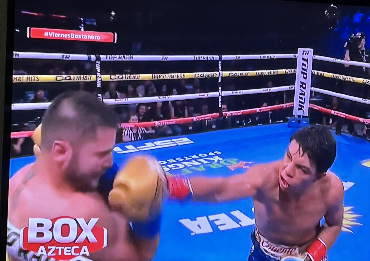 _martinmoreno's tweet photo. ¡Gran triunfo de #JaimeMunguia 🥊🥊! Pelea de alta tensión, emocionante, para cualquiera…pero en el 10 un izquierdazo brutal del mexicano abrió el camino del KO. Show aparte: #JCChavez coucheaba EN VIVO a Munguía. "¡Abajo y arriba…jab y cruzado! ¡Grande JC! #MunguiavsBazinyan https://t.co/Ws4ILaIiMH