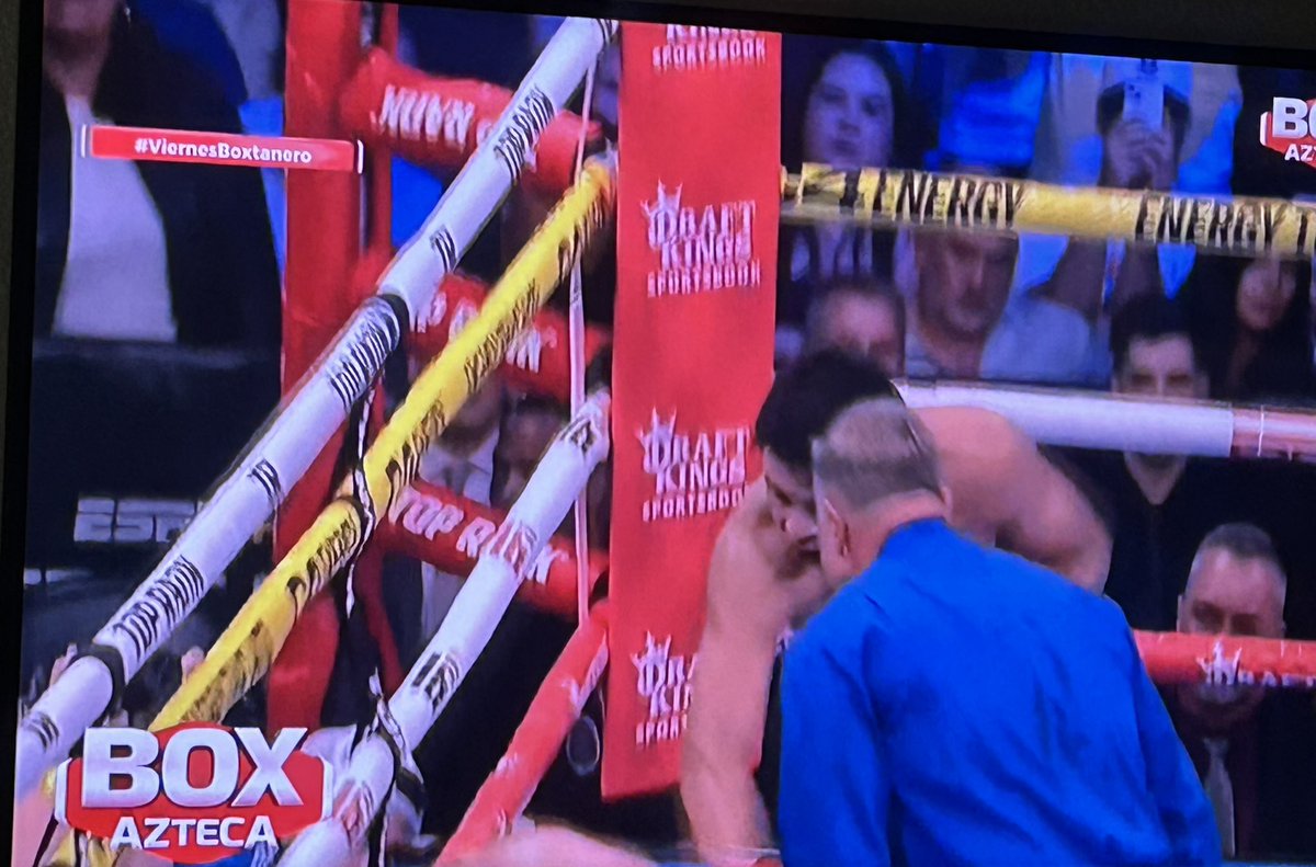 _martinmoreno's tweet photo. ¡Gran triunfo de #JaimeMunguia 🥊🥊! Pelea de alta tensión, emocionante, para cualquiera…pero en el 10 un izquierdazo brutal del mexicano abrió el camino del KO. Show aparte: #JCChavez coucheaba EN VIVO a Munguía. "¡Abajo y arriba…jab y cruzado! ¡Grande JC! #MunguiavsBazinyan https://t.co/Ws4ILaIiMH