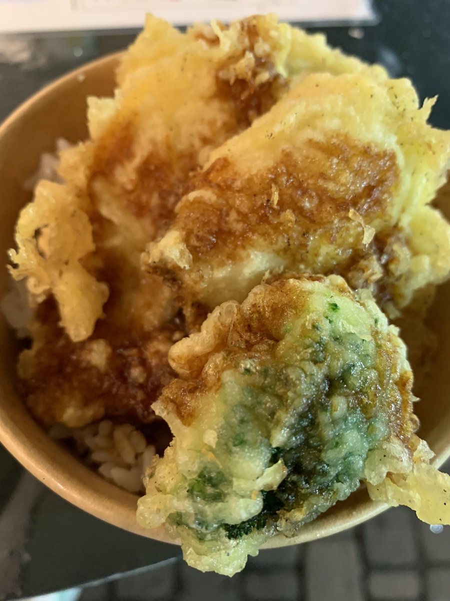 Usami40460873's tweet photo. オータムフェスト行ってきました🤤
去年てっくい丼もう一回食べに行って食べれなかったけど、また今年も食べれるなんて幸せです🥹
去年よりご飯少なめ？でも具が去年よりボリュームあってマジで最高に美味しかったです😭☺️
来週また食べにいきます😆
ちなみに、てっくいは巨大ヒラメのことらしい https://t.co/xDWMFTV6Au
