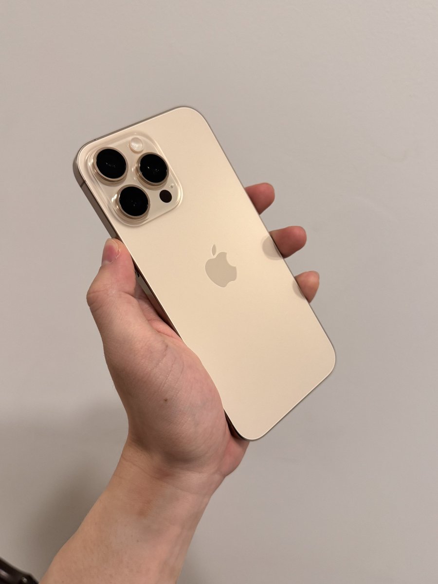 BrightMinho's tweet photo. Unboxing iPhone 16 Pro Max สี Desert Titanium ฉ่ำ ๆ ✨📱

สีสวยมากกก ใครชอบสีทองถูกใจชัวร์ !

ในกล่องไม่แถม Adapter ตามเคย
แต่ไม่เป็นไร สปอนเซอร์ใจดี ZMI|CUKTECH ของเราจัดให้ 
ทางเลือกใหม่ของคนใช้ iPhone เลย
เพราะราคาดีงาม มีมาตรฐาน ปลอดภัย 🔌🔋 https://t.co/c6feT4BqEy