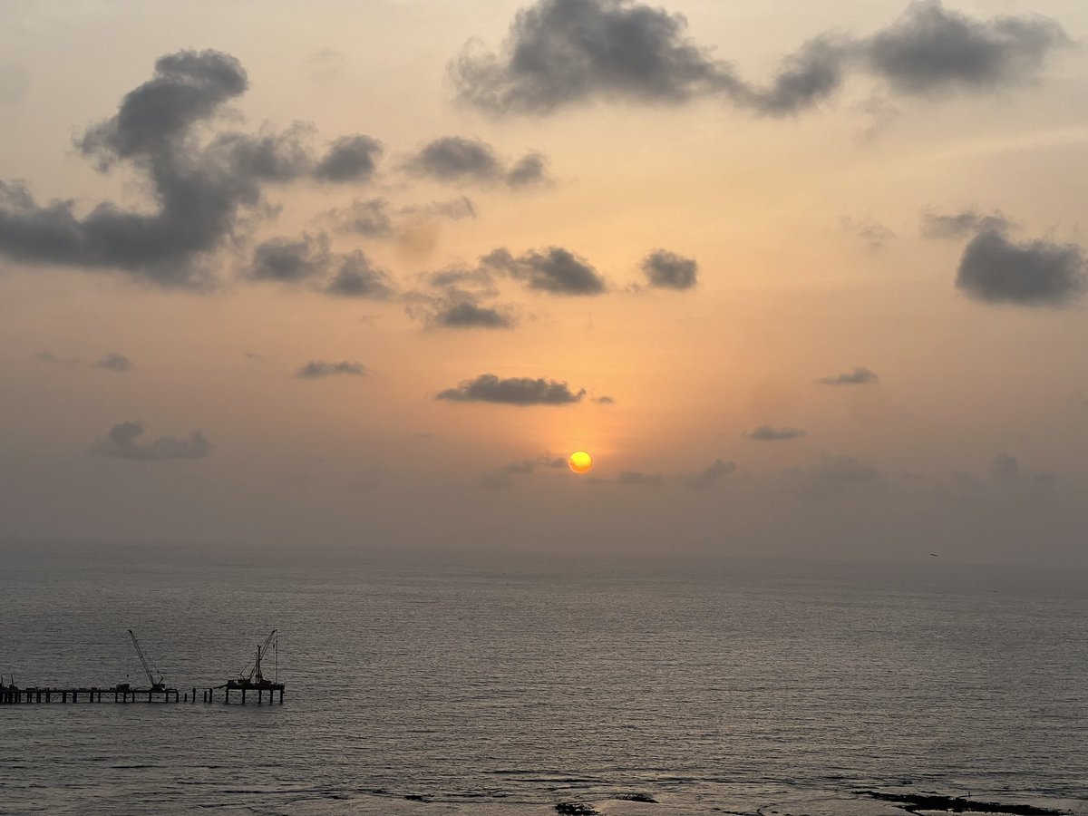 AnupamPKher's tweet image. It is always a joy to meet top dietician/fitness guru and a very dear friend @RujutaDiwekar along with her partner and support system #Gaurav. Great energy. Whenever we meet we laugh a lot. And the sunset from their new home is breathlessly beautiful! So is their heart. Jai Ho!…
