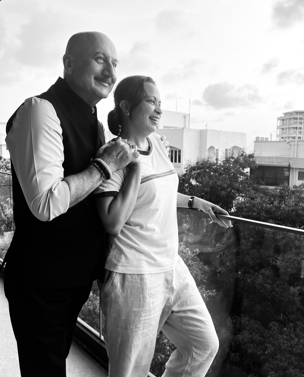 AnupamPKher's tweet image. It is always a joy to meet top dietician/fitness guru and a very dear friend @RujutaDiwekar along with her partner and support system #Gaurav. Great energy. Whenever we meet we laugh a lot. And the sunset from their new home is breathlessly beautiful! So is their heart. Jai Ho!…