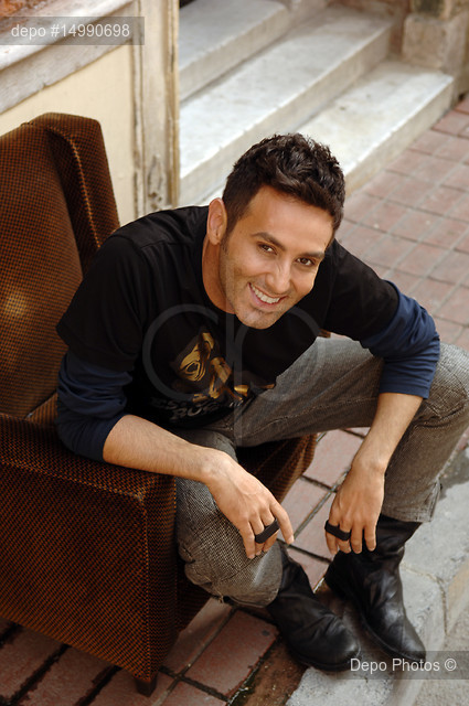 Gülen yüzü ile hatırlayacağız hep...
Sahnede fenalaşan şarkıcı Metin Arolat, hayatını yitirdi.
#metinarolat 
(Cesur Sert - Depo Photos)